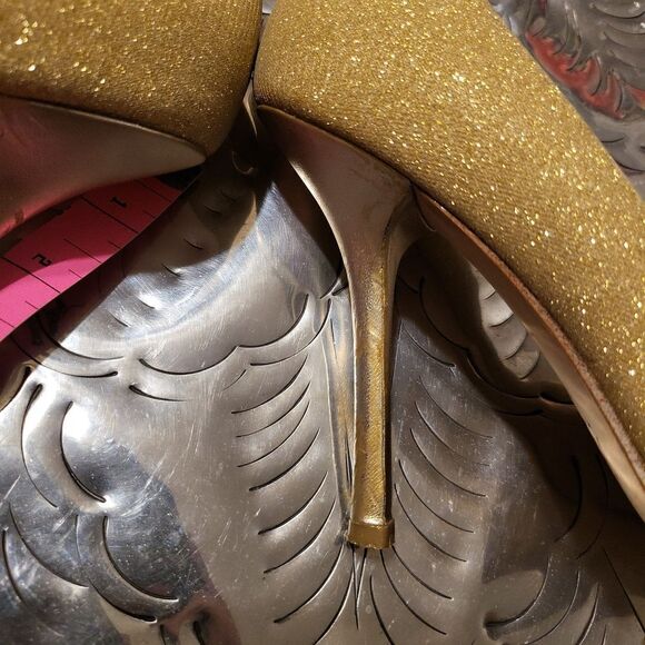 Guess heels with leather bottoms ,heels have some slight imperfections,size7&1/2 - Picture 7 of 9